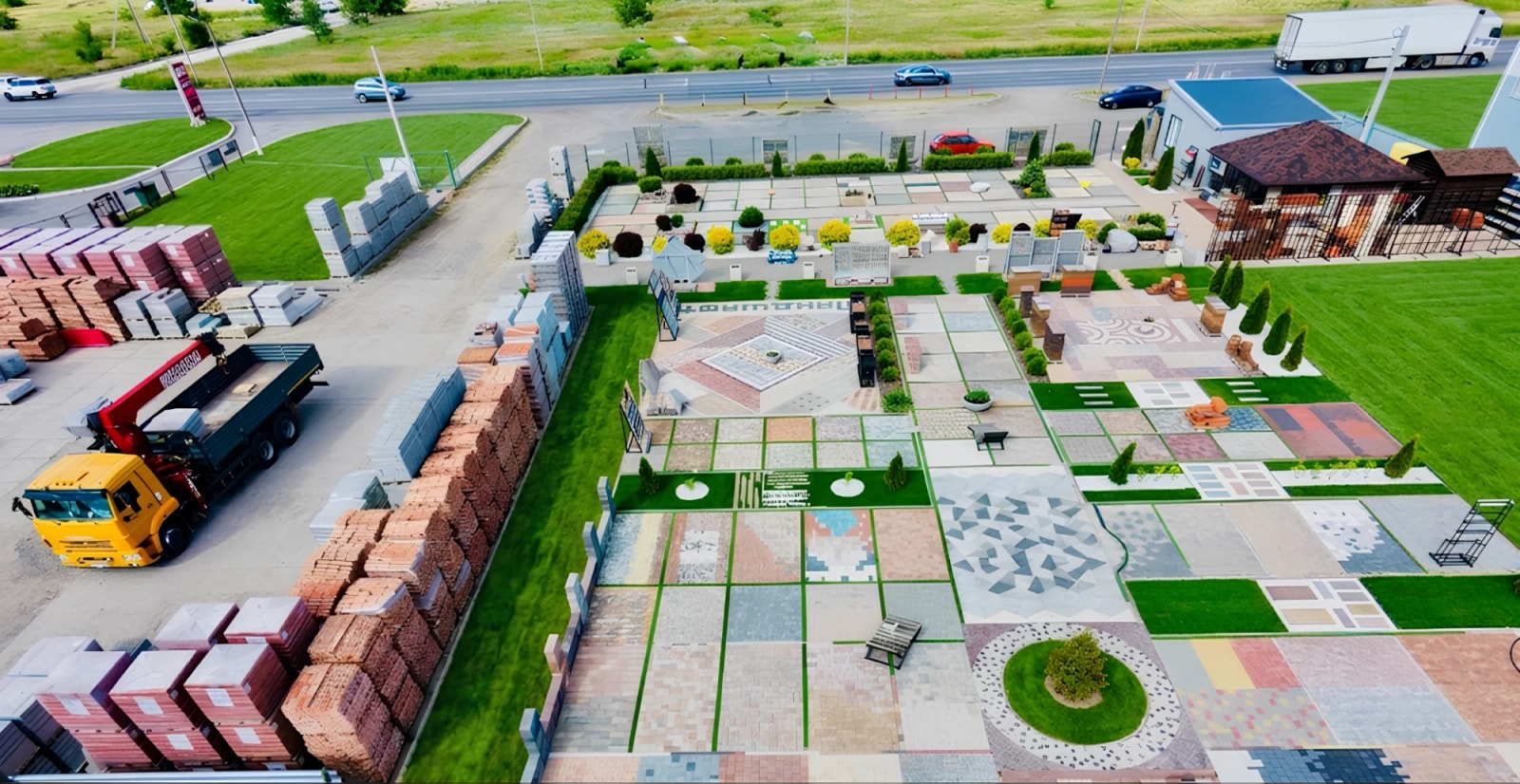 Склад и шоурум «ВЫБОР» с высоты: площадки с образцами плитки и поддоны с кирпичом